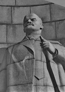 Lenin monument with a coloured liquid thrown at it, end of 1991, Leninplatz district