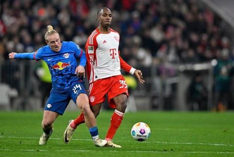 Foul, tackle, Xaver Schlager (24) RasenBallsport Leipzig RBL stamps, steps on foot of Mathys Tel FC