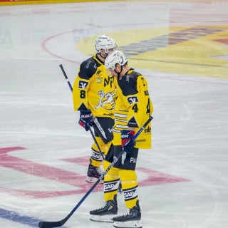 Korbinian Holzer (4, Adler Mannheim) and Jordan Murray (8, Adler Mannheim) at the home game on