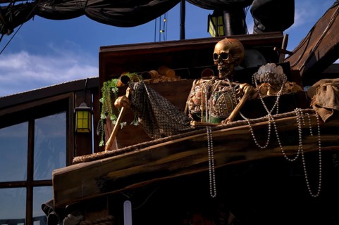 Skeleton, skeleton, pirate treasure, on tourist ship, excursion boat, pirate ship Arabella,