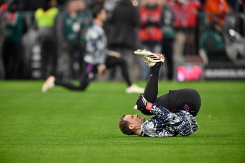 Warm-up training Goalkeeper Manuel Neuer FC Bayern Munich FCB (01) Goalkeeper Sven Ulreich FC