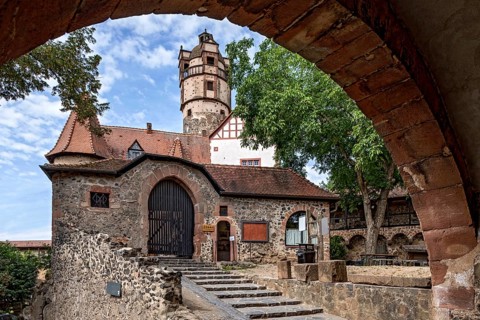 1st and 2nd gatehouse, castle gate, entrance with ticket office to the museum, keep castle tower,