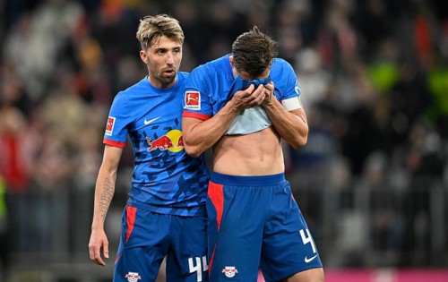 Disappointment for Willi Orban (04) RasenBallsport Leipzig RBL Kevin Kampl (44) RasenBallsport