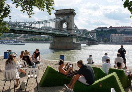 The numerous beer gardens are a popular meeting place on the Chain Bridge in Budapest, 20.07.2019