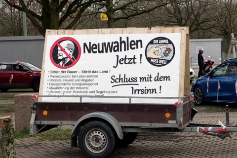 New elections now, sign criticising the government, farmers' protests, demonstration against the
