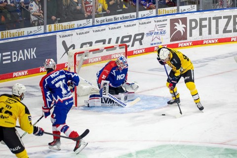 23.02.2024, DEL, German Ice Hockey League, 48th matchday) : Adler Mannheim (yellow jerseys) against