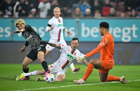 Penalty area scene, goal area scene duel, action Iago FC Augsburg FCA (22) against Ritsu Doan SC