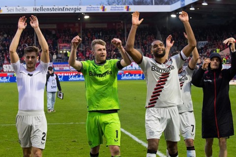 Football match, the Bayer Leverkusen players from left to right: Josip STANISIC, goalkeeper and