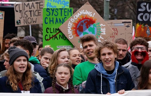 Climate activists Luisa Marie Neubauer (left) and Greta Thunberg demonstrate with thousands of