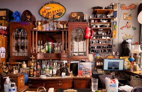 Interior photo, interior design Cafe Anemolia, bizarre, odds and ends, cameras, boxing gloves,