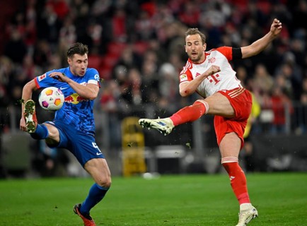 Goal kick Action Goal chance Harry Kane FC Bayern Munich FCB (09) v Willi Orban (04) RasenBallsport