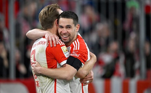Goal celebration, cheering, Harry Kane FC Bayern Munich FCB (09) with Raphael Guerreiro FC Bayern