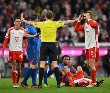Controversial decision by referee Sascha Stegemann after tackle, action Lois Openda RasenBallsport