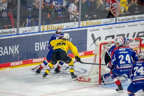 23.02.2024, DEL, German Ice Hockey League, 48th matchday) : Adler Mannheim (yellow jerseys) against