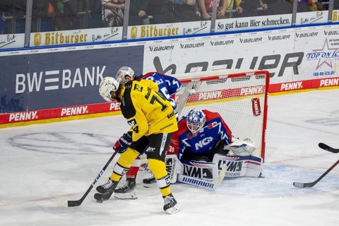 23.02.2024, DEL, German Ice Hockey League, 48th matchday) : Adler Mannheim (yellow jerseys) against