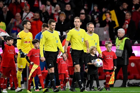 Teams, teams around referee team with referee Sascha Stegemann, ball kids enter the field, Allianz