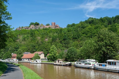 View of the ruins of Luetzelburg and houseboats on the Rhine-Marne Canal, Lutzelbourg, Lorraine,