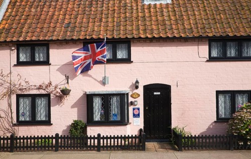 Bed and breakfast accommodation in pink cottage, Aldeburgh, Suffolk, Englands
