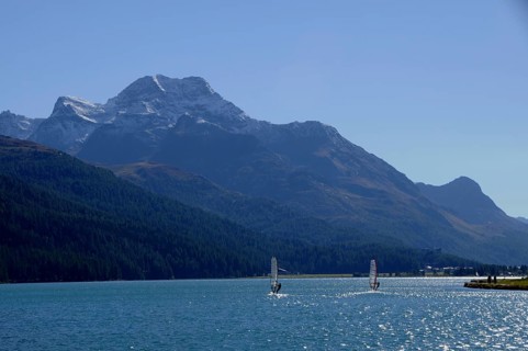 Windsurfing auf dem Silvaplna Gletschersee. Winsurfer on lake Silvaplana in the valley of