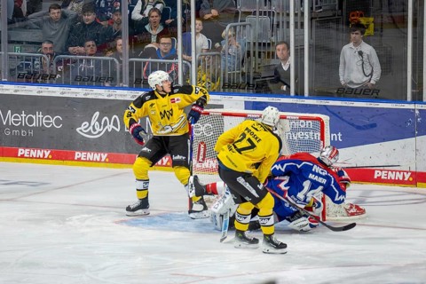23.02.2024, DEL, German Ice Hockey League, 48th matchday) : Adler Mannheim (yellow jerseys) against
