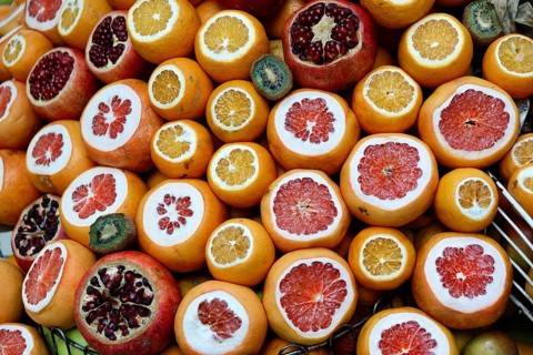 Oranges, pomegranates, street vending, Istiklal Caddesi shopping street, Beyoglu, Istanbul,
