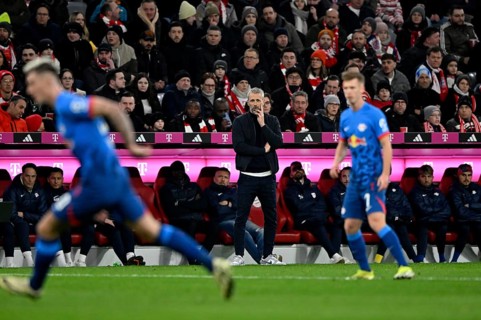 Coach Marco Rose RasenBallsport Leipzig RBL on the sidelines watching players, pensive, Benjamin