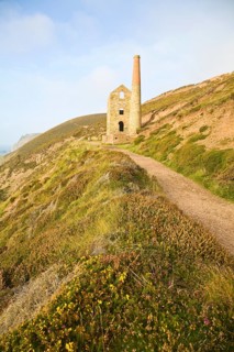 Ruins of Towanroath Pumping House at the Wheal Coates Tin Mine, St Agnes Head, Cornwall, England,