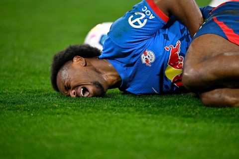 Lois Openda RasenBallsport Leipzig RBL (17) injured, injury, Allianz Arena, Munich, Bavaria,