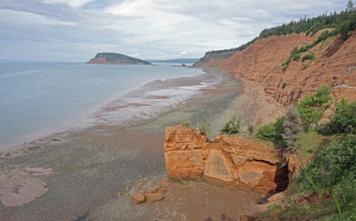 Seashore at low tide, cliffs, red sandstone, Five Islands Provincial Park, Fundy Bay, Nova Scotia,