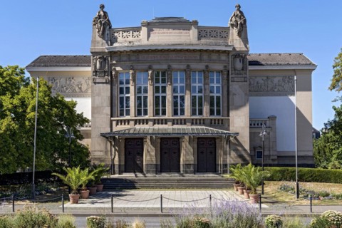 Giessen City Theatre by architects Fellner & Helmer, facade with statues of the muses Thalia and
