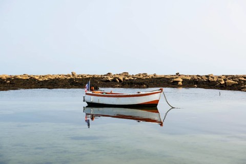 Rowing boat, Phare d'Eckmuehl, Penmarch, Finistere, Brittany, France, Europe