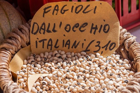 Snap pea (Fagiolo dall'occhio), market sale, weekly market market in Asciano, Crete Senesi,