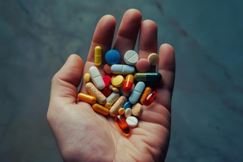 Hand holding many different colorful medical pills and capsules. KI generiert, generiert AI