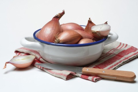 Shallots in peel, Allium cepa