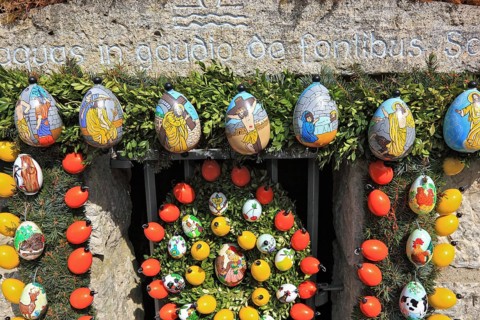 Easter fountain in Tiefenpoelz near Heiligenstadt, Bamberg district, Franconian Switzerland, Upper