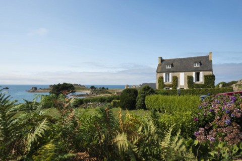 House by the sea, Plougrescant, Cote de Granit Rose, Cotes d'Armor, Brittany, France, Europe