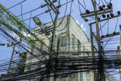 Chaotic power cabling, cable tangle, cabling, electricity, energy, chaos, energy transition, order,