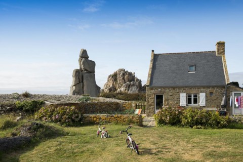 House by the sea, Plougrescant, Cote de Granit Rose, Cotes d'Armor, Brittany, France, Europe