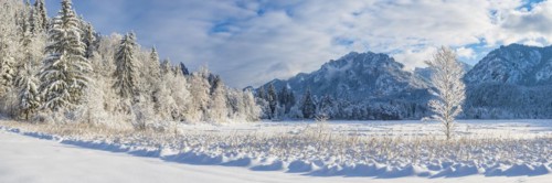Schwansee in winter, behind it Neuschwanstein Castle and the Tegelberg, 1720m, near Hohenschwangau,