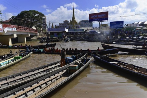 People in boats on a busy stretch of river, Pindaya, Inle Lake, Myanmar, Asia