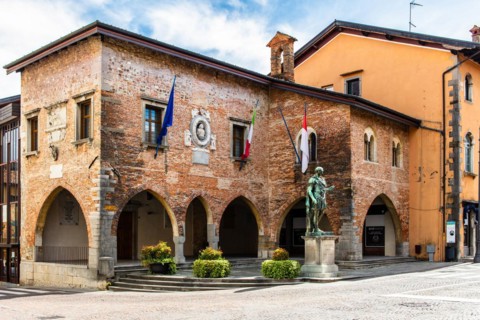 Town Hall with statue of the city founder Julius Caesar, Cividale del Friuli, city with historical