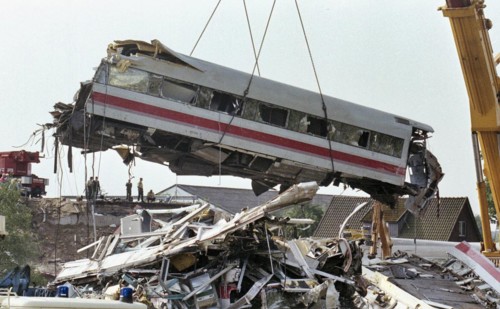 A crane lifts a destroyed ICE train carriage in Eschede on 6 June 1998. 102 people died in the
