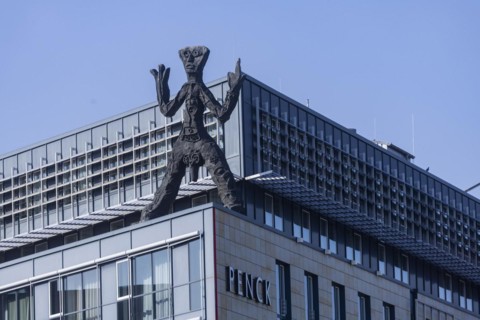 On the acute-angled corner of the building at the junction of Maxstrasse and Ostra-Allee stands a