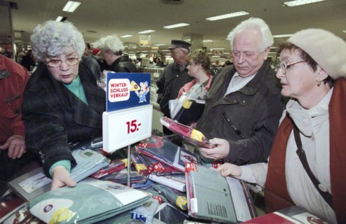 Customers at the winter sales at C&A in Leipzig on 27 January 1997