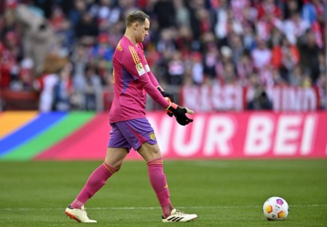 Goalkeeper Manuel Neuer FC Bayern Munich FCB (01) in pink jersey, puts on goalkeeper gloves,