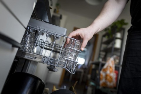 A man loads a dishwasher. Berlin, 08.03.2024