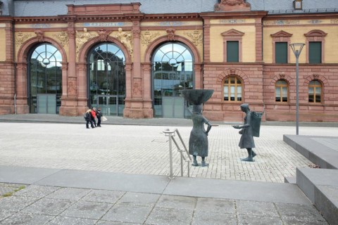 Sculpture Shoe carrier and monument to former shoe industry in front of the Old Post Office built