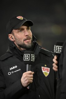 Coach Sebastian Hoeness VfB Stuttgart, portrait, interview, microphone, mike, DAZN, MHPArena, MHP
