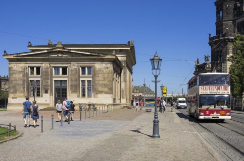 Tourist situation and approaching double-decker bus for city tours between Neue Hauptwache and