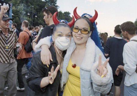 Under the motto One World one Future, techno music fans celebrate the 10th Love Parade with more